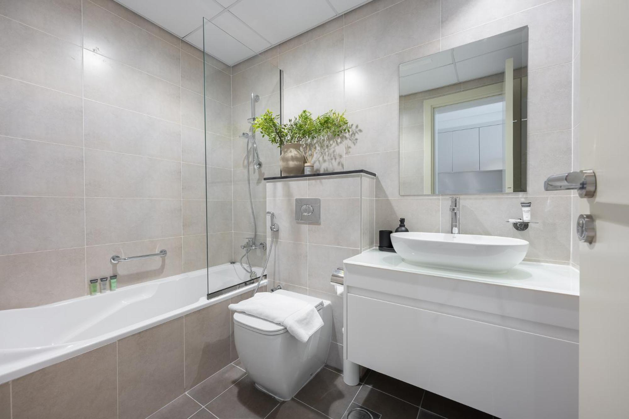 Apartment Spacious 1-bedroom At Carson C In Damac Hills With Peaceful Vibes *